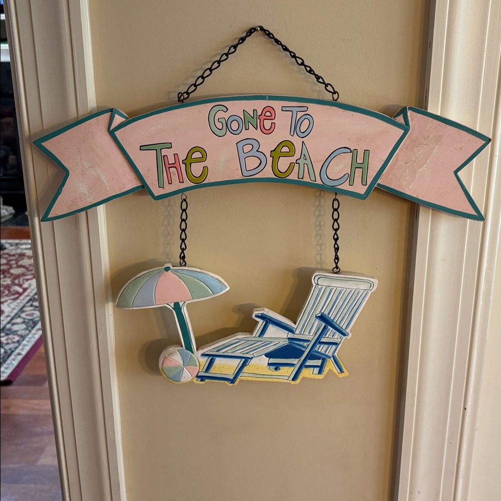 Vintage 1999 Beach-Themed Wall Decor with Pastel Colors